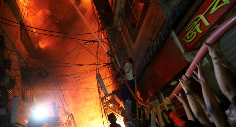 Explosión e incendio en Bangladesh, Reuters