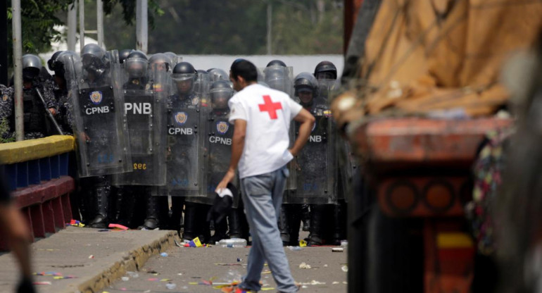 Incidentes y represión en la frontera de Venezuela por la ayuda humanitaria (Reuters)