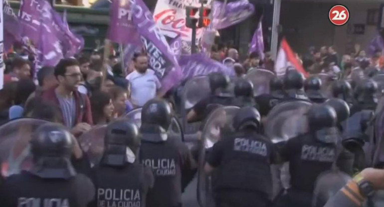 Tensión e incidentes en Callao y Corrientes por protesta de trabajadores de Coca Cola
