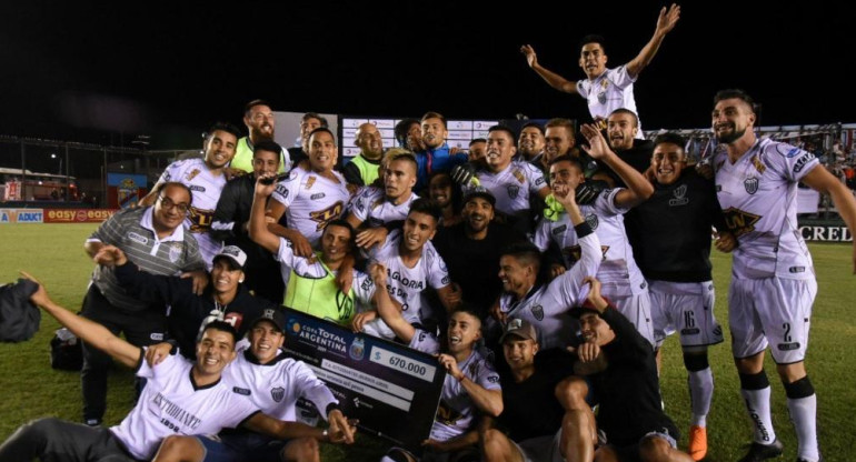 Festejo de Estudiantes (BA) tras eliminar a Tigre de la Copa Argentina