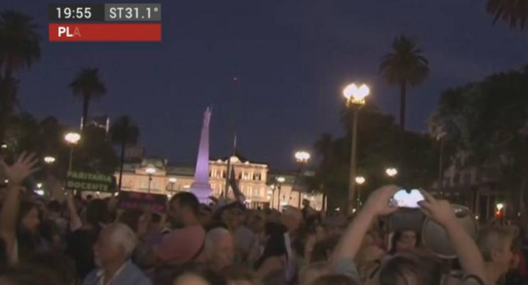 Masivo "ruidazo" en Plaza de Mayo tras discurso de Mauricio Macri