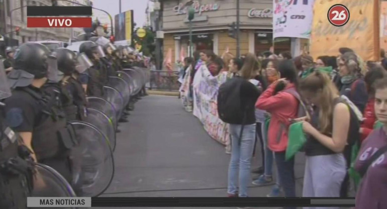 Tensión en el centro porteño por marcha de mujeres (Canal 26)