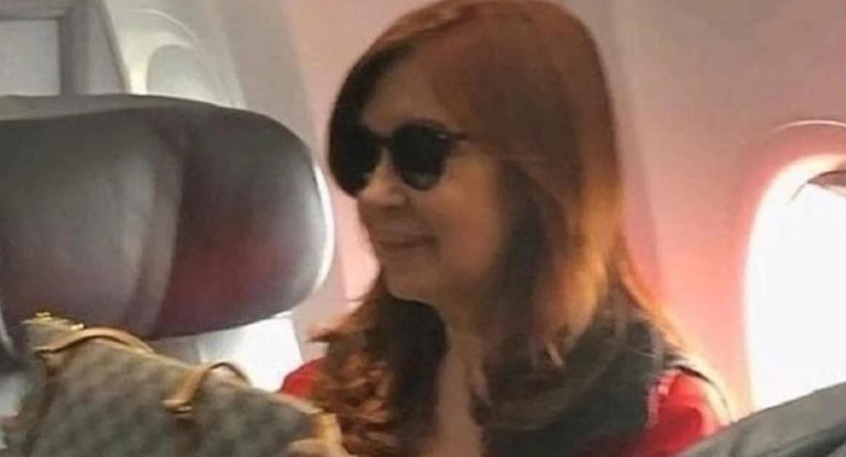 Cristina Kirchner en avión rumbo a Cuba para ver a su hija Florencia