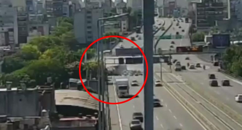 Choque de camiones en Autopista 25 de Mayo, accidente de tránsito, video de cámara de seguridad