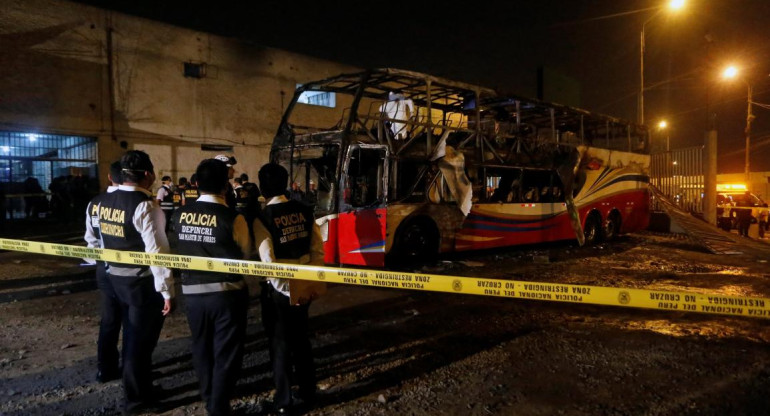 Incendio micro Lima - Reuters