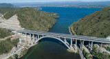 Se quiso sacar una selfie cerca del nuevo puente y cayó desde una montaña