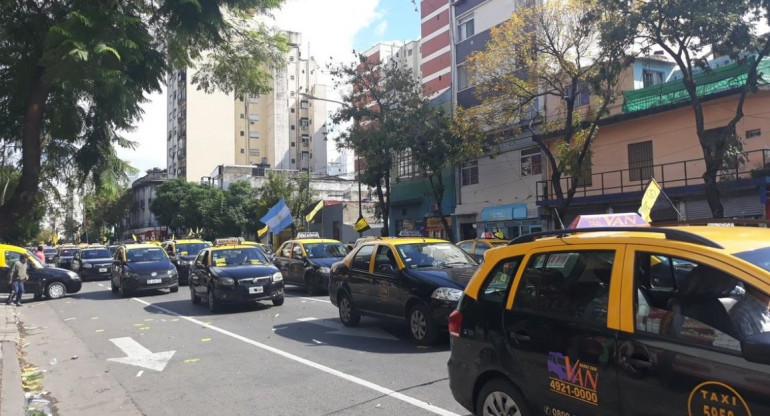 Nueva protesta de taxistas contra Uber y Cabify en el centro porteño
