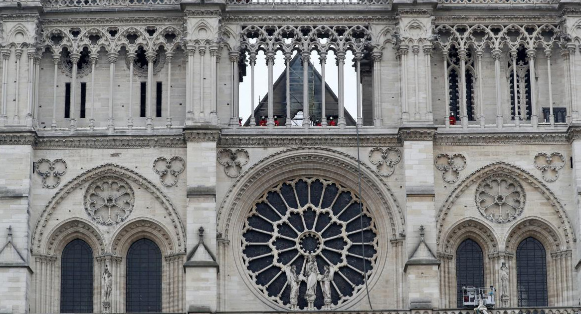 Fuego sofocado en Catedral de Notre Dame (Reuters)