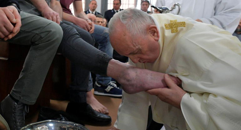 Jueves Santo: Papa Francisco lavó los pies a 12 presos en cárcel de Roma, Reuters