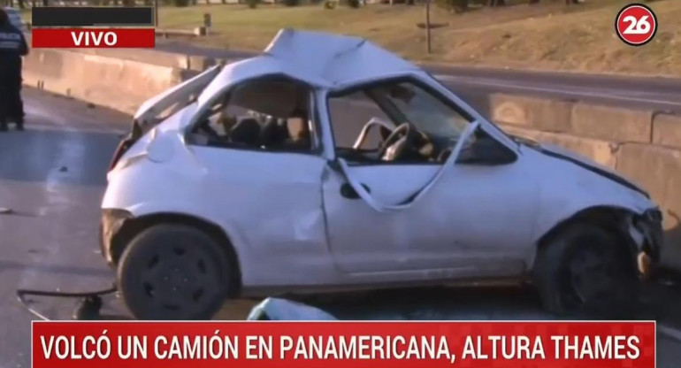 Choque entre auto y camión en Panamericana (Canal 26)