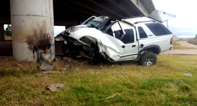 Hombre mató a esposa, a suegra a puñaladas y se suicidó chocando contra un puente	