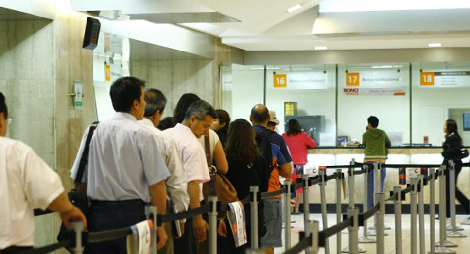 Gente en el banco, economía