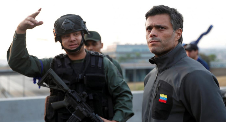 Tensión en Venezuela: militares anti Maduro liberaron a Leopoldo López, Reuters