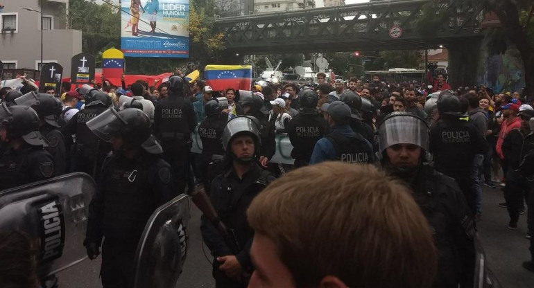 Tensión en la Embajada de Venezuela: piedrazos, gases lacrimógenos y heridos