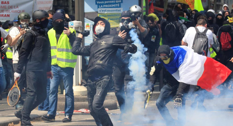 Incidentes en manifestación de Chalecos amarillos y Black Blocks en Paris (Reuters)