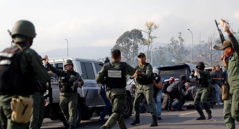 Crisis en Venezuela: gases lacrimógenos y tiros en la base militar "La Carlota", Reuters