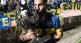 Carlos Tevez con la Supercopa Argentina ganada por Boca 