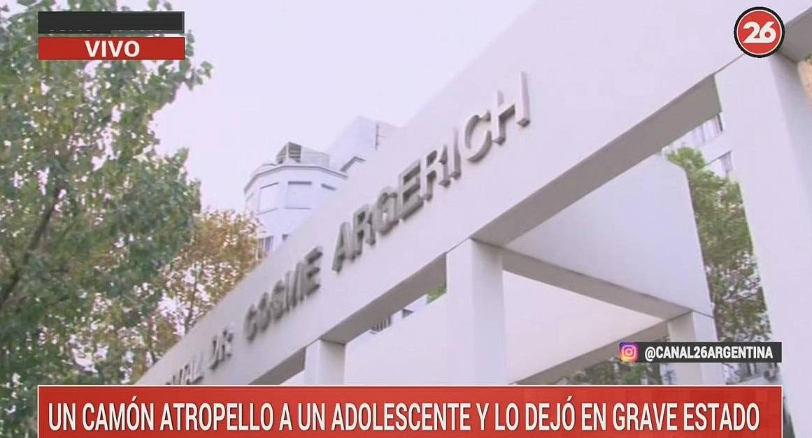 Camión atropelló a joven en La Boca y pelea por su vida (Canal 26)