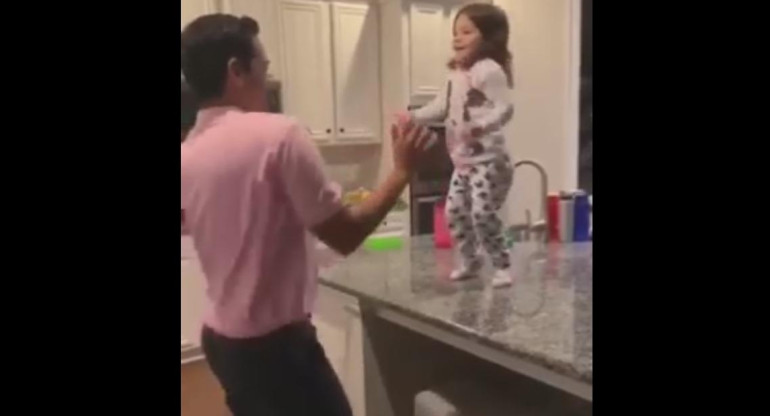Nena baila con su papá y es furor en redes sociales	