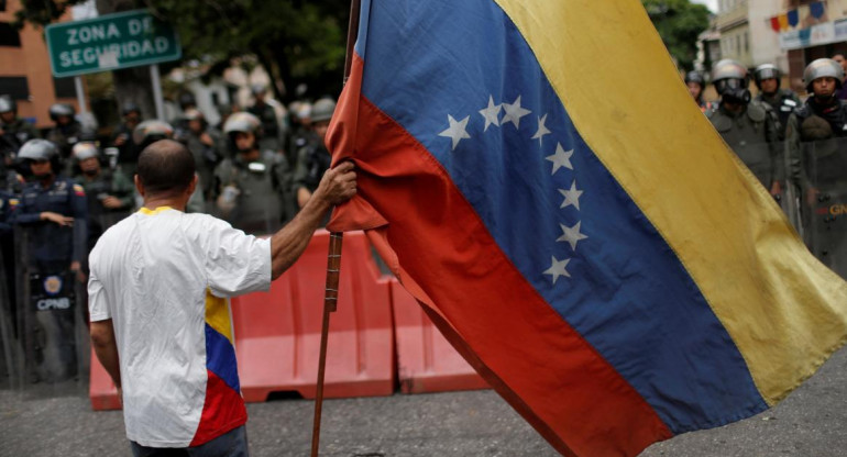 Venezuela, manifestantes solicitan a militares cesar apoyo a Maduro, Reuters