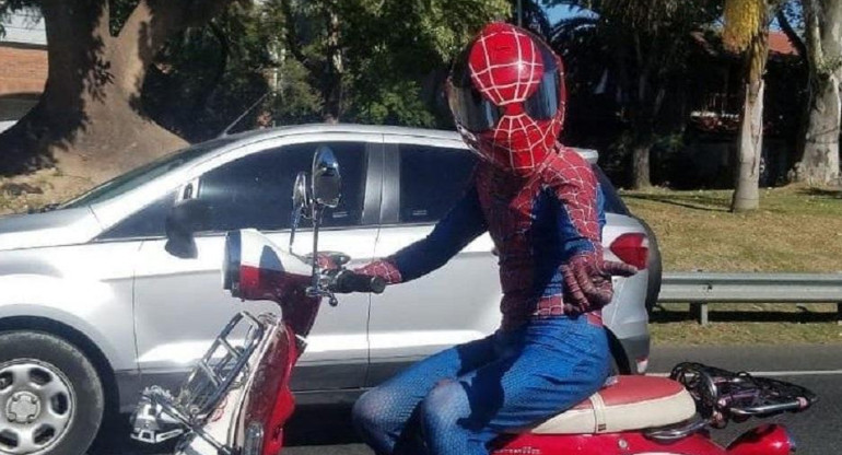 Spiderwest: el Hombre Araña de zona oeste que alegra a los chicos