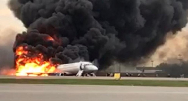 Tragedia aérea en Moscú: avión se incendia aterrizando, al menos 13 muertos, Reuters	
