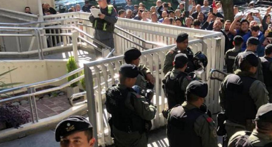 Gendarmes allanan gremio de Moyano por presunta asociación ilícita en Independiente