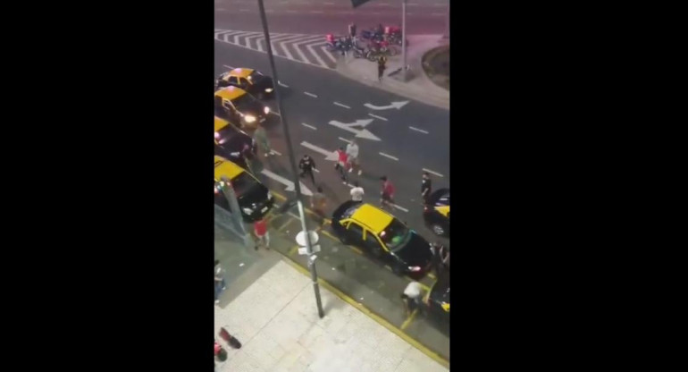 Taxistas vs. Uber: el video de una nueva batalla campal en el centro porteño
