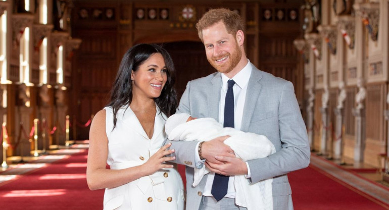Meghan Markle y Príncipe Harry con su hijo - Reuters
