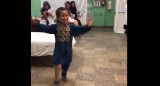 Niño afgano que vuelve a bailar tras recibir pierna ortopédica