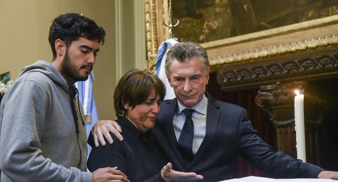 Mauricio Macri junto a la mujer de Héctor Olivares (NA)