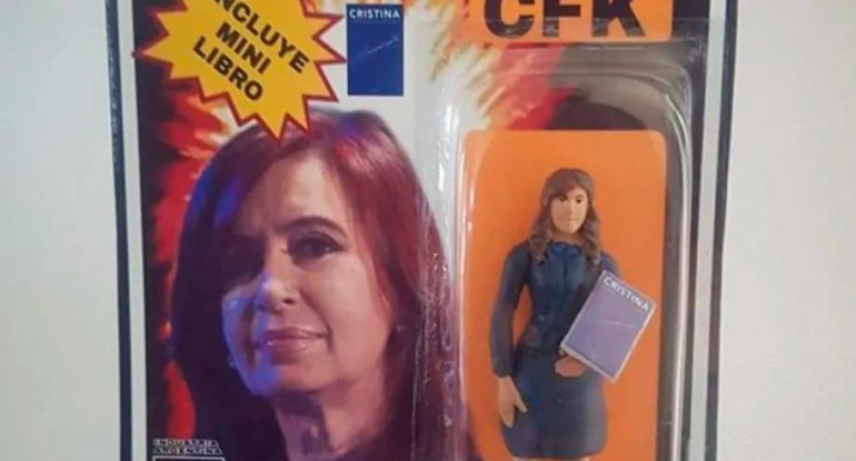 Salió la muñeca de Cristina Kirchner: viene con un minilibro y cuesta $400	