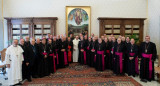 El Papa Francisco recibe a los miembros de la conferencia episcopal argentina en el Vaticano, Reuters