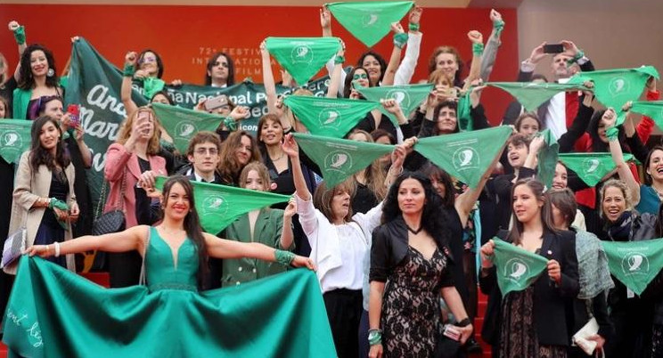 Actrices argentinas con pañuelo verde por aborto legal en alfombra roja de Cannes