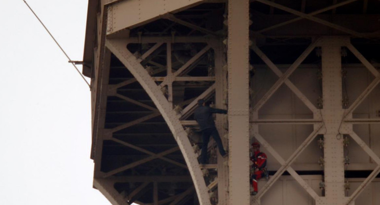 Hombre escala la Torre Eiffel - Reuters