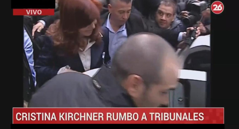 Cristina Kirchner - salida de su casa rumbo a Comodoro Py