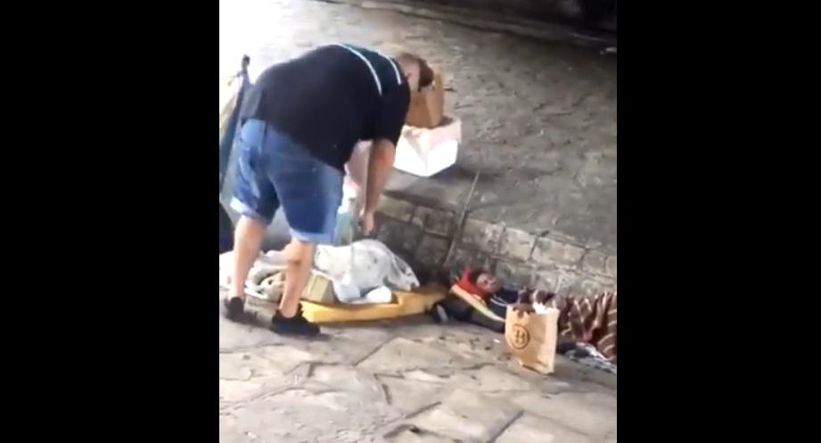 Video aberrante: hombre quema a dos personas en situación de calle en Mataderos