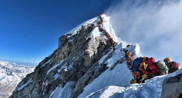 Desafiar al Everest sin preparación: riesgo de muerte y negocios millonarios