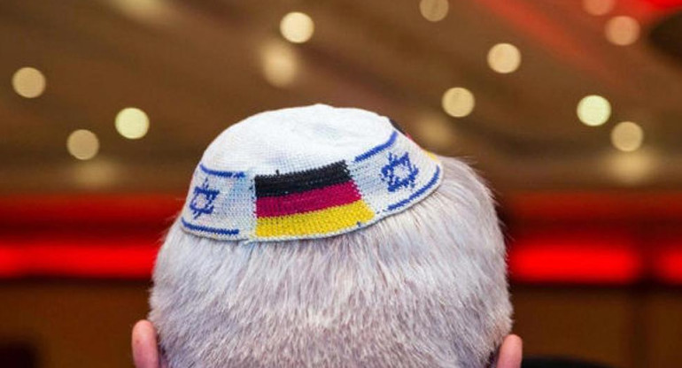 Polémica en Alemania: aconsejan no llevar kipá a comunidad judía	