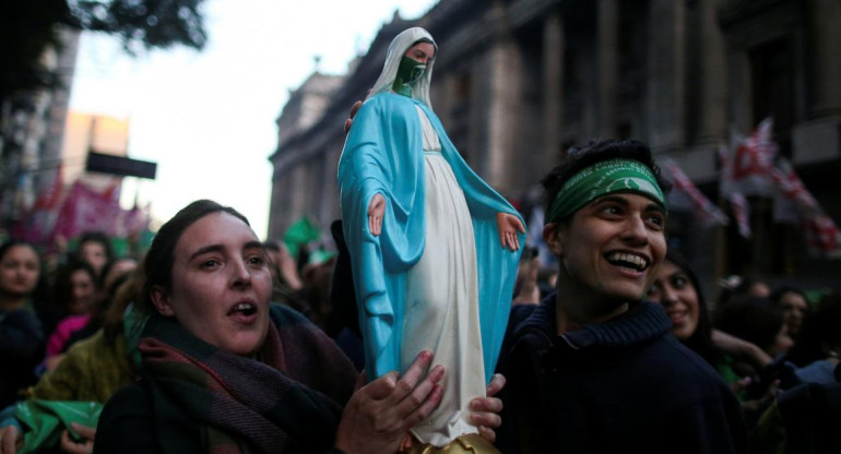 Polémica por imágen de virgen con pañuelo a favor del aborto, Reuters