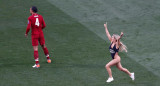 Mujer semidesnuda entró a la final de la Champions League (Reuters)