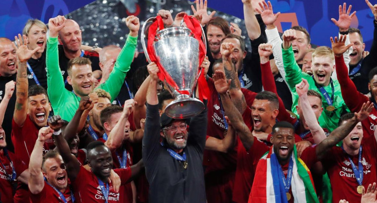Jürgen Klopp, técnico del Liverpool, con la Champions League (Reuters)