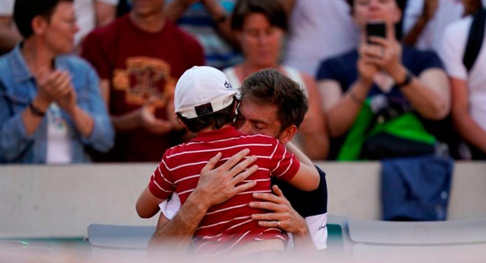 La perlita de Roland Garros: el retiro del tenis de Nicolás Mahut con el abrazo de su hijo	