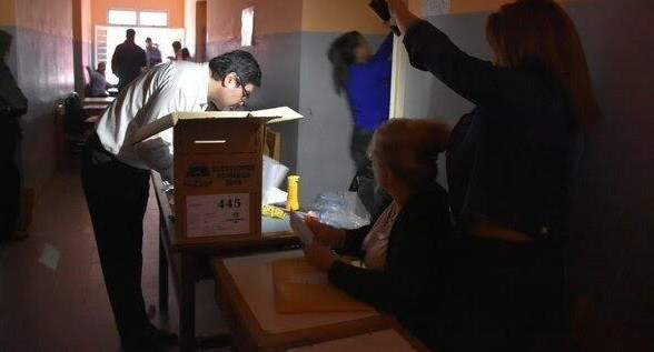 Elecciones 2019 - Voto en Formosa iluminado con un celular