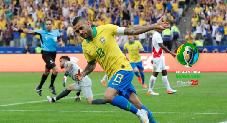 Copa América 2019 - Festejo de Dani Alves para Brasil ante Perú (Reuters)