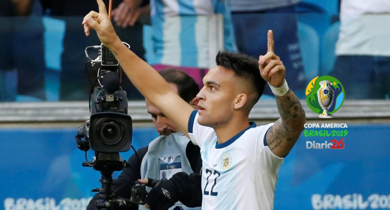 Copa América 2019, selección argentina, gol de Lautaro Martínez, saludo con árbitro, fútbol, deportes, Reuters, Diario 26	