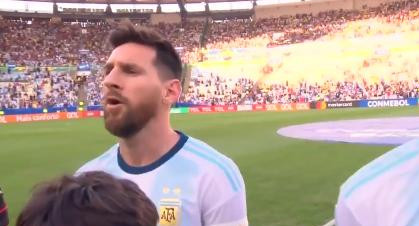Lionel Messi, cantando el himno Copa América