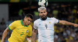 El travesaño salvó a Brasil: el gran cabezazo de Agüero no quiso entrar, REUTERS