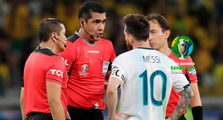 Copa América 2019 - Protesta de Messi contra el árbitro Zambrano en el partido ante Brasil (Reuters)