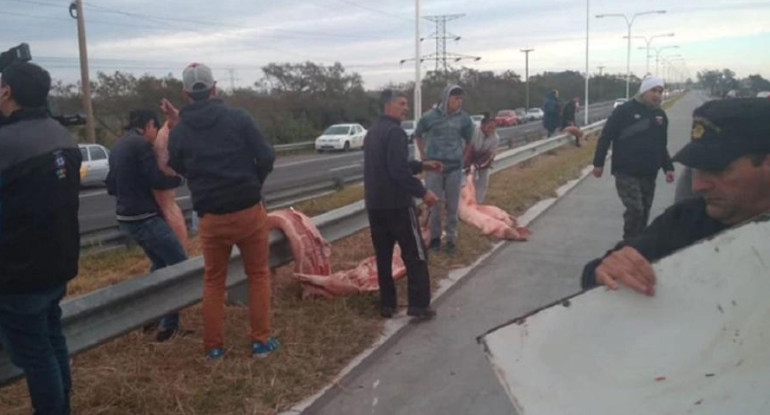 Camión que trasladaba medias reses chocó y los vecinos se llevaron los chanchos